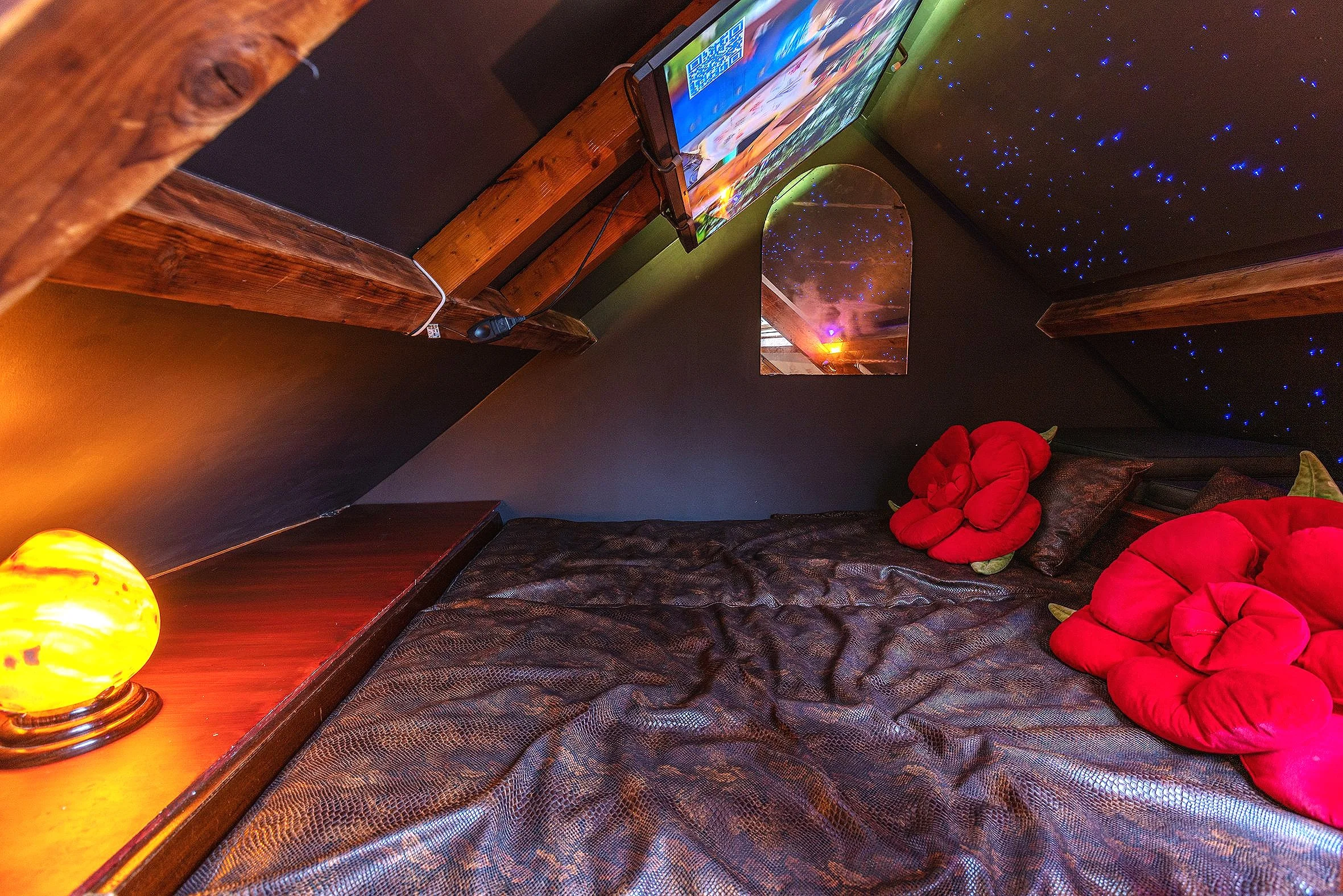 Superb two person bedroom, with a sauna, relax tub, fireplace